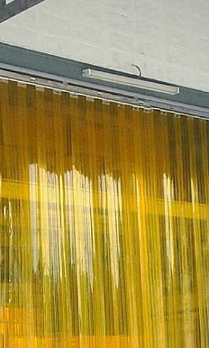 cortina amarela em tiras