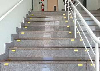 Faixa de sinalização visual para degraus de escada