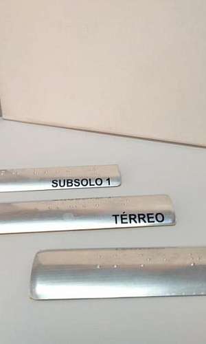Placa em braille para corrimão Placa em braille para corrimão