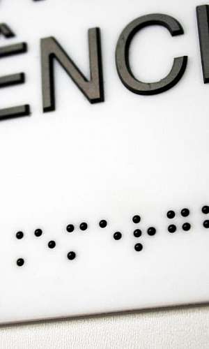 Placas em sistema braille