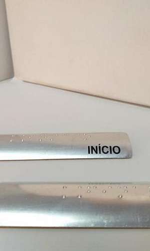 Sinalização em braille para corrimão Sinalização em braille para corrimão